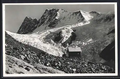 AK Strahlegghütte, Berghütte mit Finsteraarhorn und Agassizhorn