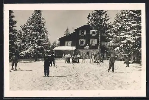 AK Hallerhaus, Skifahrer vor der Berghütte