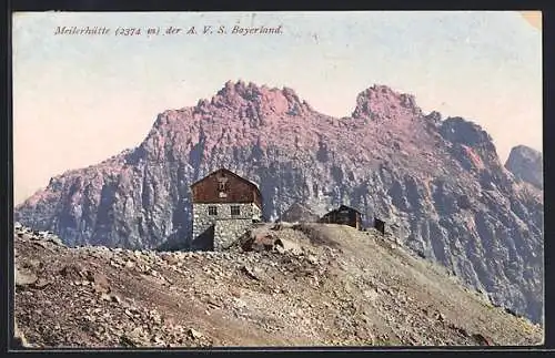 AK Meilerhütte, Ansicht der Hütte vor dem Gebirgspanorama