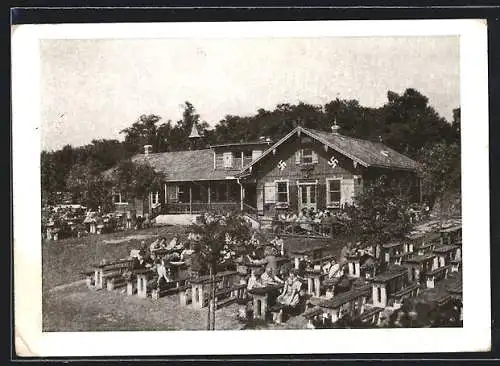 AK Wallbergerhütte am Roppersberg, Urlauber vor der Hütte, 