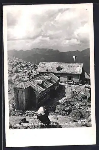 AK Wiener Neustädterhütte /Zugspitze, Besucher vor der Berghütte