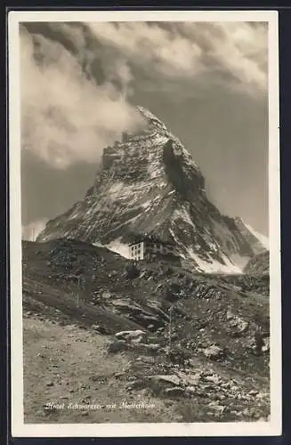 AK Hotel Schwarzsee /Matterhorn, Berghütte mit Blick auf den Matterhorn-Gipfel