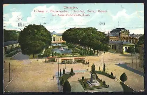 AK Wiesbaden, Kurhaus mit Blumengarten, Colonnaden, Königl. Theater und Kaiser Friedrich-Denkmal, Strassenbahn