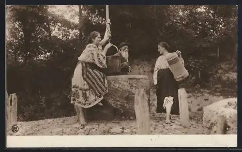 AK Älterer Mann und zwei Frauen am Brunnen