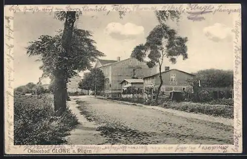 AK Glowe /Rügen, Strassenpartie mit Strand-Hotel