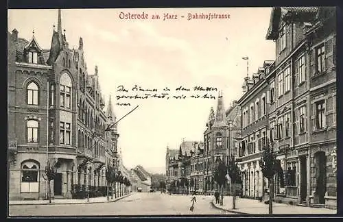 AK Osterode / Harz, Bahnhofstrasse mit Gebäudeansicht