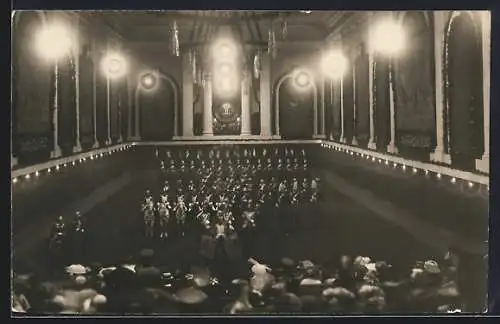 Foto-AK München, 100-Jahrfeier 1. Schweres Reiter-Regiment 1914, Inneres der Festhalle