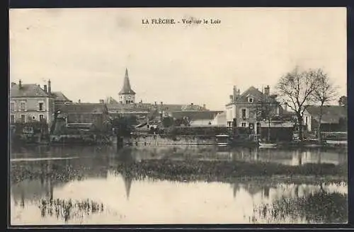 AK La Flèche, Vue sur le Loir et les bâtiments environnants