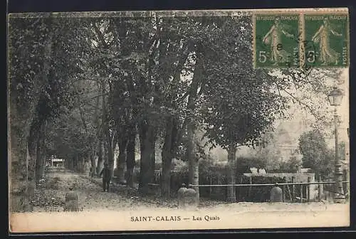 AK Saint-Calais, Les Quais ombragés avec promeneur en arrière-plan