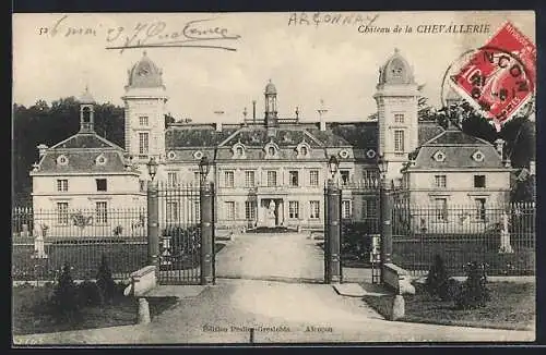 AK Château de la Chevallerie, Le Château avec portail et jardin devant