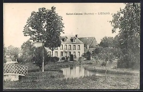 AK Saint-Cosme, Vue de l`étang et du manoir avec pont en bois