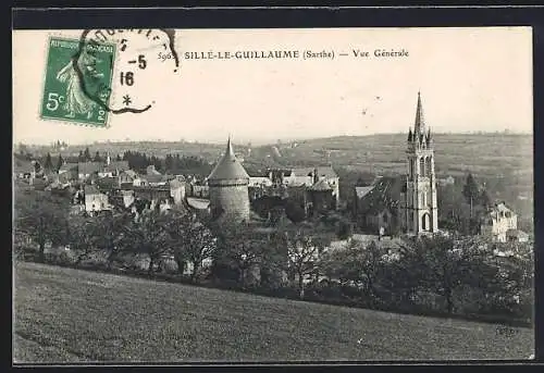 AK Sillé-le-Guillaume, Vue générale du village et de l`église