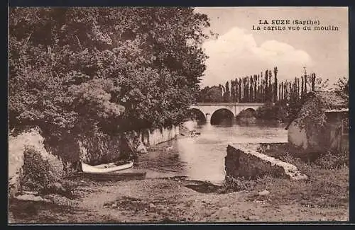 AK La Suze-sur-Sarthe, La Sarthe vue du moulin et pont en arrière-plan