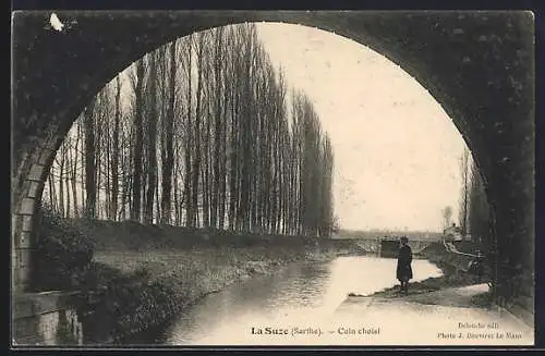 AK La Suze, Coin choisi sous le pont avec vue sur la rivière et les arbres en alignement