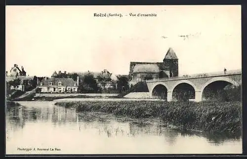 AK Roëzé-sur-Sarthe, Vue d`ensemble avec le pont et l`église au bord de la rivière