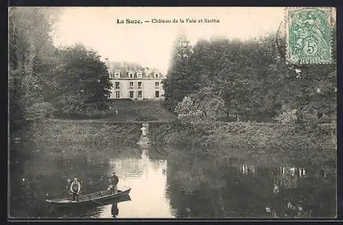 AK La Suze, Château de la Fuie et Sarthe avec barque sur la rivière