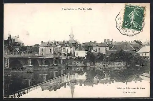 AK La Suze, Vue Partielle de la ville et du pont sur la rivière