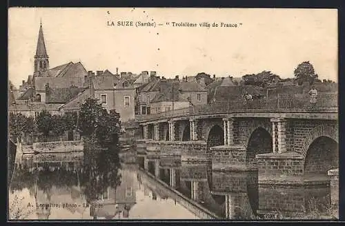 AK La Suze, Vue du pont et de l`église sur la rivière