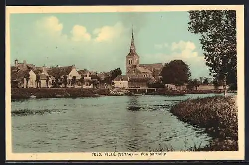 AK Fillé, Vue partielle du village et de l`église au bord de la rivière