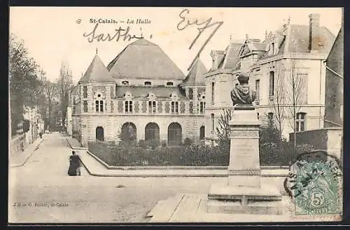 AK Saint-Calais, La Halle avec statue et bâtiments environnants