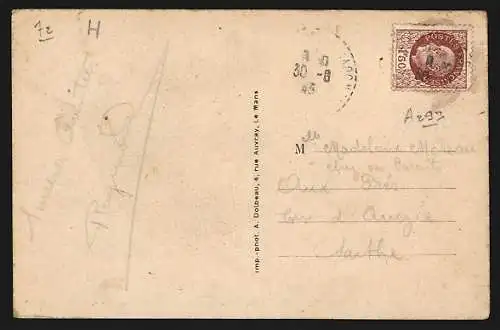 AK Perseigne, Jeux dans l`Enclos avec la ruine de l`ancienne église abbatiale en arrière-plan