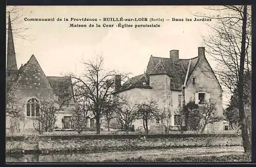 AK Ruillé-sur-Loir, Dans les Jardins de la Maison de la Cour et Église paroissiale