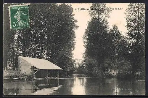 AK Ruillé-sur-Loir, Vue pittoresque du Loir avec cabane et arbres majestueux