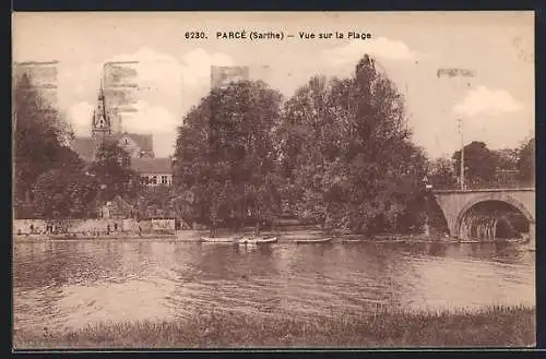 AK Parcé, Vue sur la Plage et le pont avec l`église en arrière-plan