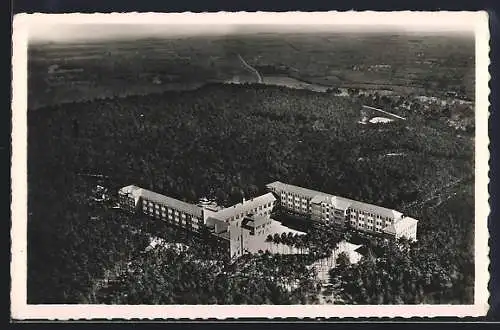 AK Parigné-l`Évêque, Vue aérienne du sanatorium entouré de forêt