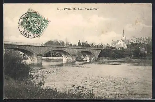 AK Parcé, Vue du Pont sur la rivière avec église en arrière-plan