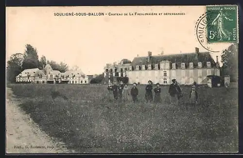 AK Souligné-sous-Ballon, Château de la Freslonnière et dépendances avec enfants dans le pré