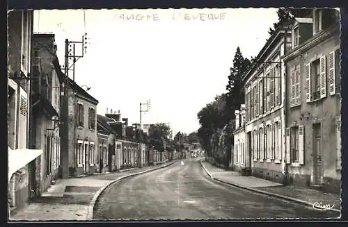 AK Savigné-l`Évêque, Vue de la Grande Rue avec maisons anciennes