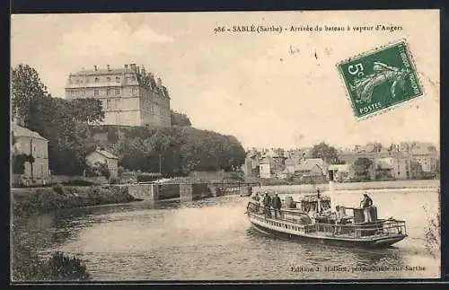 AK Sablé, Arrivée du bateau à vapeur d`Angers devant le château et la rivière