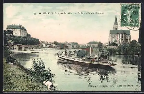 AK Sablé-sur-Sarthe, La Ville vue de la prairie du Château avec bateau à vapeur sur la rivière