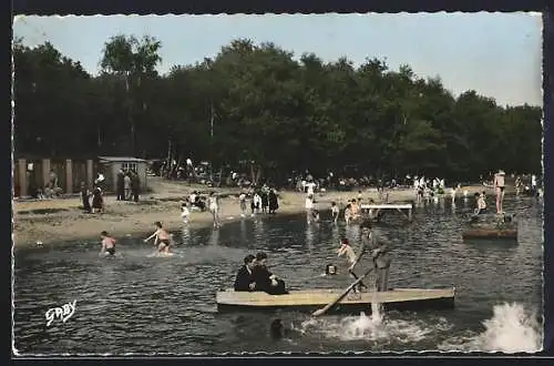 AK Sillé-le-Guillaume, Coco-Plage animée avec baigneurs et radeaux sur le lac