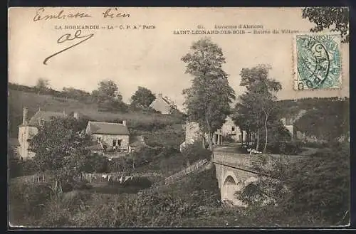 AK Saint-Léonard-des-Bois, Entrée du village avec pont et maisons rurales