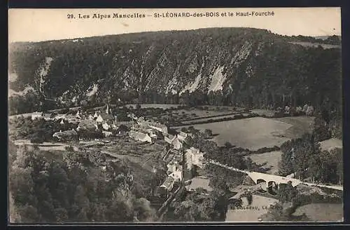 AK Saint-Léonard-des-Bois, Vue sur le village et le Haut-Fourché dans les Alpes Mancelles