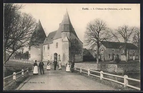 AK Tuffé, Château de Cheronne, Le Donjon avec des gens en costume traditionnel