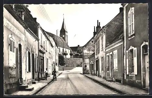 AK Thorigné-sur-Dué, Rue de l`Église avec vue sur le clocher de l`église