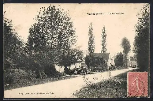 AK Vancé, La Jouberdière avec chemin bordé d`arbres et maisons rurales