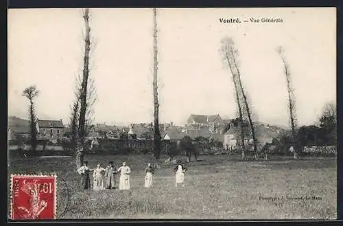 AK Voutré, Vue générale du village avec habitants dans un champ