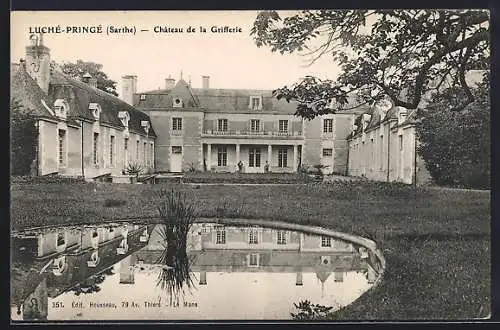 AK Luché-Pringé, Château de la Grifferie avec son étang reflétant l`architecture élégante