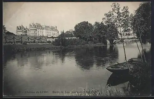 AK Le Lude, Château du Lude et bords du Loir avec barque