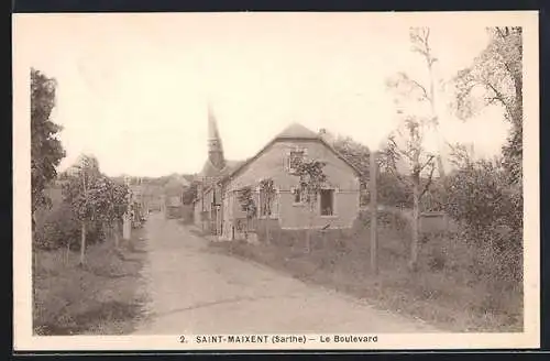 AK Saint-Maixent, Le Boulevard avec église et maisons alignées