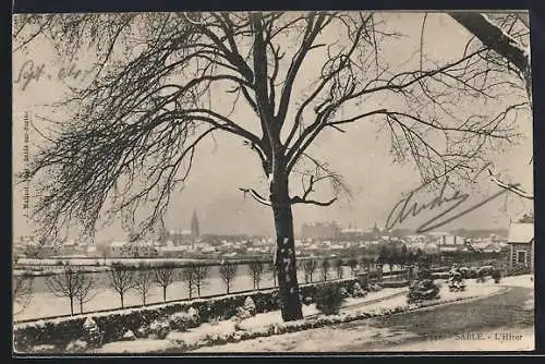 AK Sablé, L`Hiver avec vue sur la ville enneigée et un grand arbre au premier plan