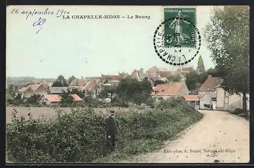 AK La Chapelle-Huon, Le Bourg avec vue sur le village et la route adjacente