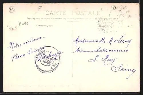 AK La Chapelle-Huon, Le Bourg avec vue sur le village et la route adjacente