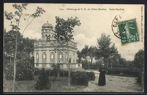 AK N.-D. du Chêne, Saint Sépulcre entouré d`arbres et prêtre en promenade, Pèlerinage de N.-D. du Chêne