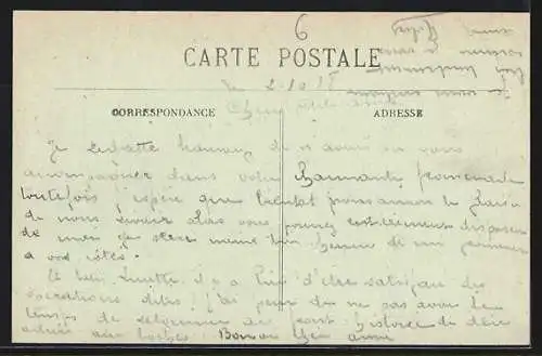 AK Sablé, Route de Juigné bordée d`arbres avec vue sur l`église et le château au loin