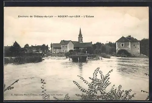 AK Nogent-sur-Loir, L`Écluse et vue sur l`église et les bâtiments environnants